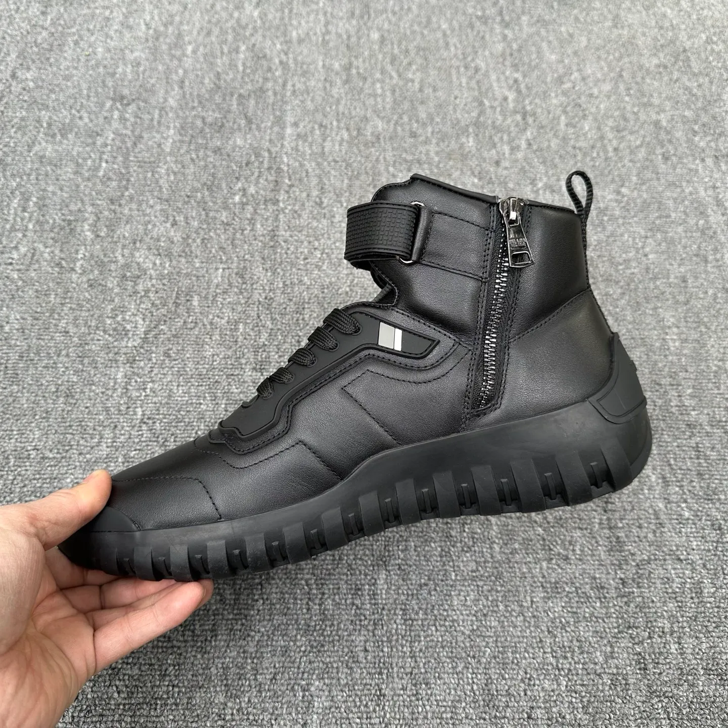 💰880 Prada/Prada’s new men’s spliced ​​casual sports boots! The shoe's exquisite stitching outlines a unique geometric texture, and contemporary lines and details reinterpret the classic sports style. The upper is made of ultra-official material, and the lining is full cowhide. It is lightweight, breathable, practical and versatile. The tongue is decorated with the Prada Milano logo, and the logo print is embellished with the laces. It is paired with a 2.5cm two-color rubber sole to create a comfortable wearing experience. Comes with full set of original packaging dust bag! Size: 39-40-41-42-43-44 (45 customized) standard leather shoe size Item number: 41274651